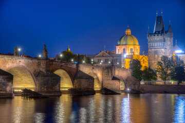 Obraz premium Sunset view of Charles bridge and Saint Salvator church in Pragu
