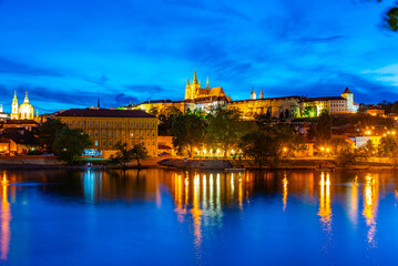 Obraz premium Sunset view of the Prague castle and vltava river in Prague, Cze