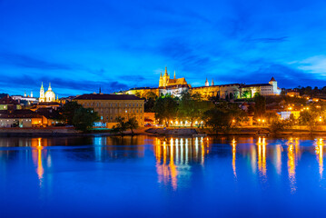 Obraz premium Sunset view of the Prague castle and vltava river in Prague, Cze