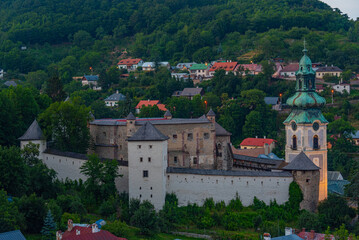 Obraz premium Sunset view of the old castle overlooking Banska Stiavnica in Sl