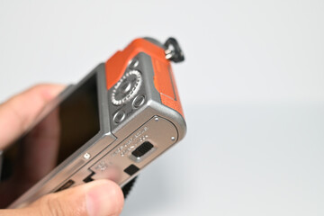 オレンジ色が目を引くレトロデザインなコンパクトミラーレス一眼カメラ