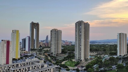 Obraz premium Enjoy a Stunning and Vibrant Cityscape View Featuring Modern HighRise Buildings in daylight