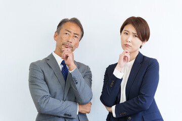 考えるビジネスマン男女