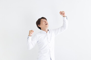 ガッツポーズして喜ぶ中年の男性