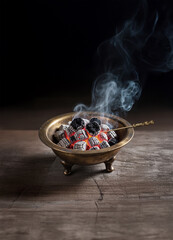 화로, 한국 전통 화로, 화덕, 난방 도구, 추위, 삶의 방식, 전통 문화, 조리, 석쇠 구이, 놋그릇, 불씨, 숯, 따뜻하다