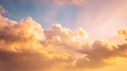 Obraz premium Golden Hour Clouds: The sky is filled with warm, sun-kissed clouds, the sky is filled with warm, sun-kissed clouds, a breathtaking spectacle of nature's beauty and tranquility.