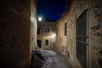 Obraz premium Vista panorámica del casco histórico de la ciudad española de Cáceres con vistas a los tejados de tejas marrones de edificios antiguos alrededor de la plaza principal en el soleado día de verano