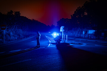 Control policial por incendios en la noche con luces
