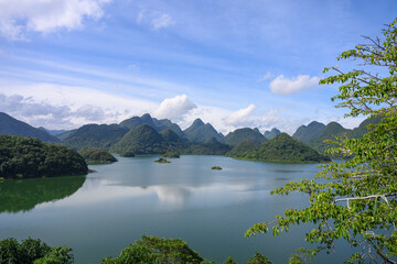 Lakes and mountains, beautiful natural scenery