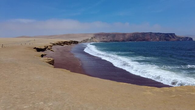 Playa Rojoa de Paracas olas y d&iacute;a soleado en la playa