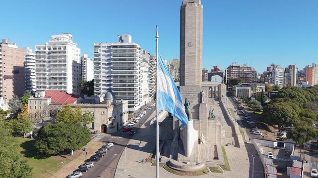 Bandera nacional argentina flameando en Rosario, Santa Fe. S&iacute;mbolo patrio, patriotismo, tradici&oacute;n y cultura nacional.