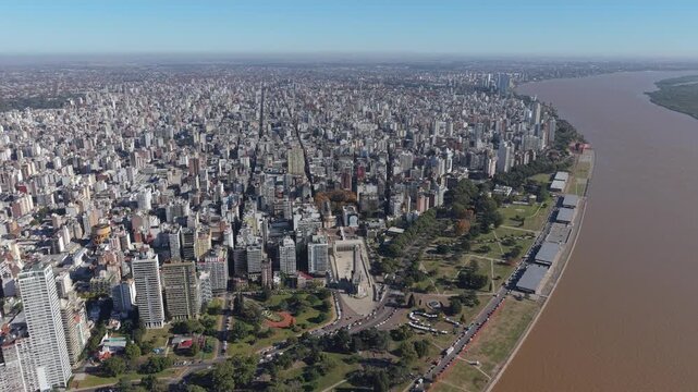 Monumento Hist&oacute;rico Nacional a la Bandera en Rosario, Argentina. Vista a&eacute;rea de dron en un d&iacute;a soleado, arquitectura, patrimonio y turismo.