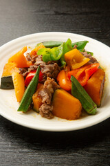 夏野菜と牛肉の炒め物