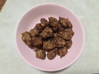 Minced pork deep fried beef with garlic in pink bowl, fried pork ball in gray table