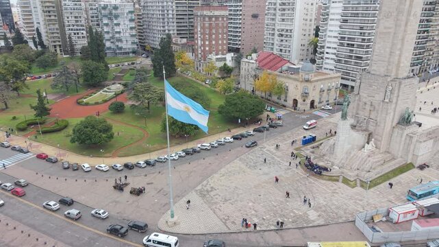 Bandera nacional argentina flameando en Rosario, Santa Fe. S&iacute;mbolo patrio, patriotismo, tradici&oacute;n y cultura nacional.
