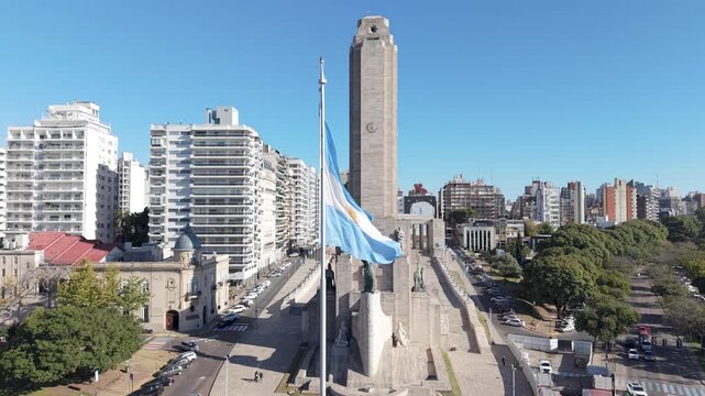 Bandera nacional argentina flameando en Rosario, Santa Fe. S&iacute;mbolo patrio, patriotismo, tradici&oacute;n y cultura nacional.
