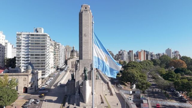 Bandera nacional argentina flameando en Rosario, Santa Fe. S&iacute;mbolo patrio, patriotismo, tradici&oacute;n y cultura nacional.