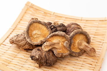 ザルの上の干し椎茸　白バック