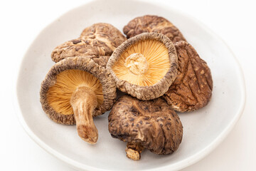 皿に乗った干し椎茸　白バック