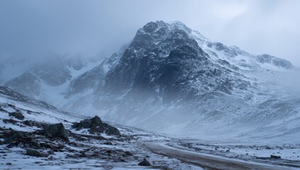 Obraz premium Snowy mountain pass in a light, misty atmosphere