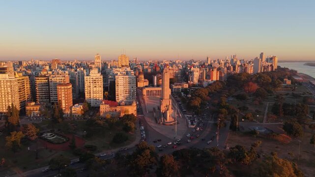 Monumento Hist&oacute;rico Nacional a la Bandera en Rosario, Santa Fe, Argentina, al amanecer. R&iacute;o Paran&aacute;, luz del alba, paisaje urbano y patrimonial.