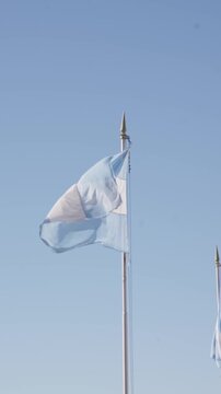 Banderas flameando en el Monumento Hist&oacute;rico Nacional a la Bandera, Rosario, Argentina. Turismo, patriotismo, tradici&oacute;n, homenaje, cultura nacional.