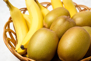 キウイフルーツ、甘酸っぱい、爽やかな甘みのフルーツ