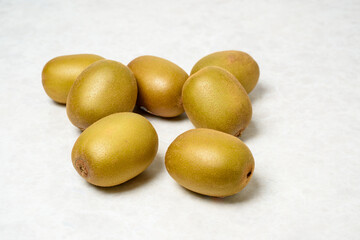 キウイフルーツ、甘酸っぱい、爽やかな甘みのフルーツ