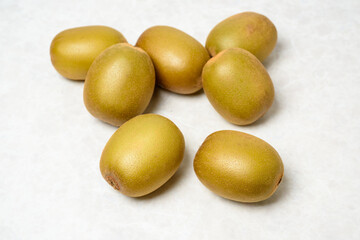 キウイフルーツ、甘酸っぱい、爽やかな甘みのフルーツ