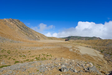 長野県の御嶽山、十字路付近から望む二の池と遠方の摩利支天山