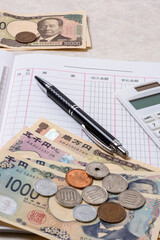 家計簿、豊かで楽しい家庭生活を送るために必要な支出と収入を管理する