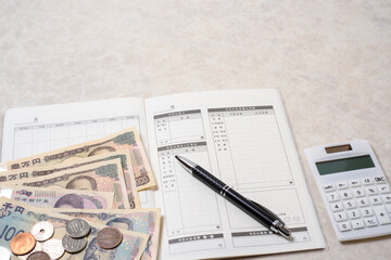 家計簿、豊かで楽しい家庭生活を送るために必要な支出と収入を管理する