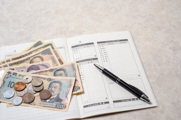 家計簿、豊かで楽しい家庭生活を送るために必要な支出と収入を管理する