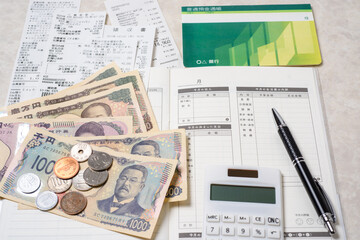 家計簿、豊かで楽しい家庭生活を送るために必要な支出と収入を管理する