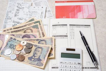 家計簿、豊かで楽しい家庭生活を送るために必要な支出と収入を管理する