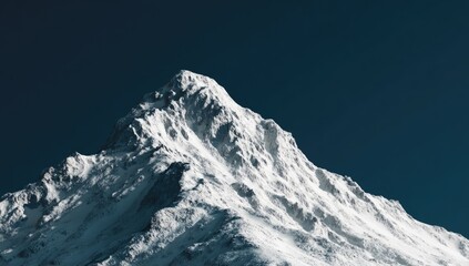 Obraz premium Snowy mountain peak against a dark blue sky