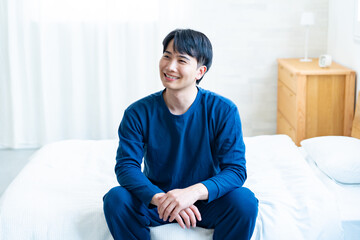 ベッドに座る男性