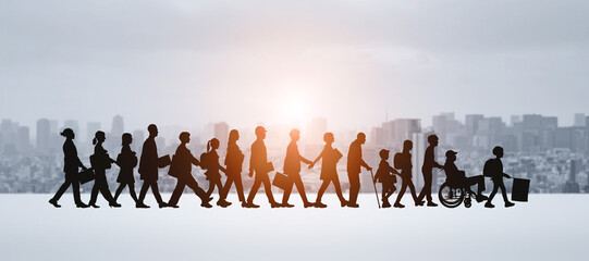 人々、歩く、歩行者、社会、世代、前進、シルエット、グループ、福祉、教育、人材、都市、成長、行政、政治、国民、市民、通勤、通学、学生、高齢者、シニア、子供、サポート、競争、支援、チームワーク、共生、協力、行列、行進、ビジネス、ビジネスパーソン、産業、職業、人生、多様性、様々、男性、女性、日本人、横長、バナー、コピースペース、広告、イメージ、コンセプト、ビジュアル、人物