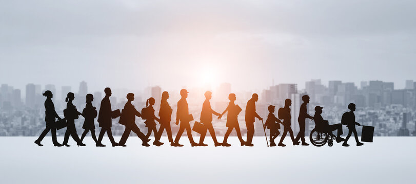 人々、歩く、歩行者、社会、世代、前進、シルエット、グループ、福祉、教育、人材、都市、成長、行政、政治、国民、市民、通勤、通学、学生、高齢者、シニア、子供、サポート、競争、支援、チームワーク、共生、協力、行列、行進、ビジネス、ビジネスパーソン、産業、職業、人生、多様性、様々、男性、女性、日本人、横長、バナー、コピースペース、広告、イメージ、コンセプト、ビジュアル、人物