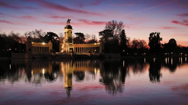 Scenic view of the Great Pond at El Retiro Park at sunrise