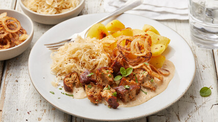 Potatoes with sauerkraut and apples