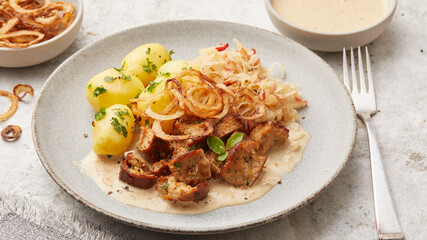 Potatoes with sauerkraut and apples