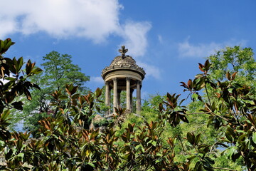 Le temple de la Sybille du parc des Buttes Chaumont. (Aussi appelé temple de Venus) Architecte Gabriel Davioud, 1867. Paris 75019.