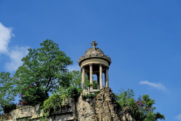 Le temple de la Sybille du parc des Buttes Chaumont. (Aussi appelé temple de Venus) Architecte Gabriel Davioud, 1867. Paris 75019.