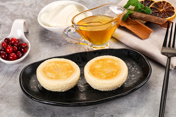 Roasted cheesecakes - Syrniki with honey