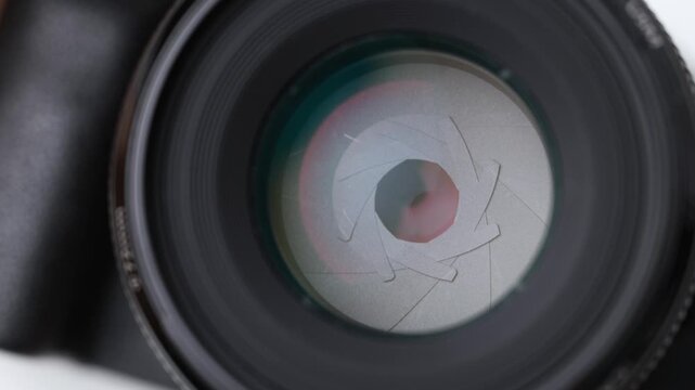 Lens diaphragm shut and open