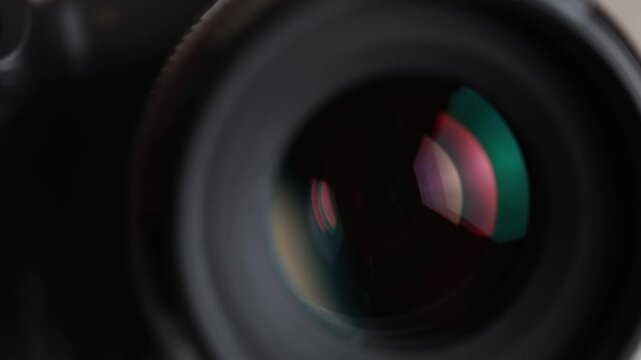 Lens diaphragm shut and open