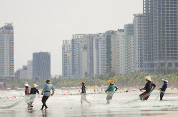 Obraz premium Seining in My Khe beach. Da Nang. Vietnam.