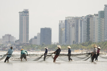 Obraz premium Seining in My Khe beach. Da Nang. Vietnam.