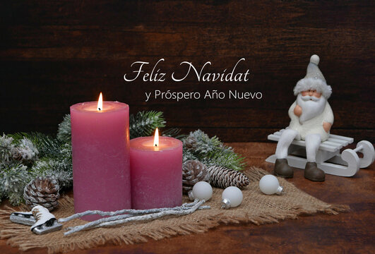 Tarjeta navideña: Saludos navideños con velas, adornos navideños y Papá Noel en trineo. ¡Feliz Navidad y próspero Año Nuevo!